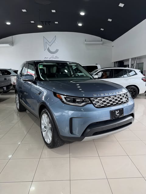 Land Rover Discovery 2023 color gris en el showroom de MC Autos