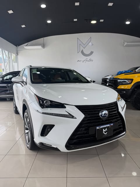 Lexus NX blanco en el showroom de MC Autos
