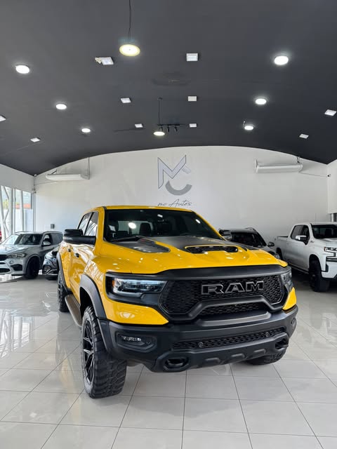 RAM TRX amarilla en el showroom de MC Autos